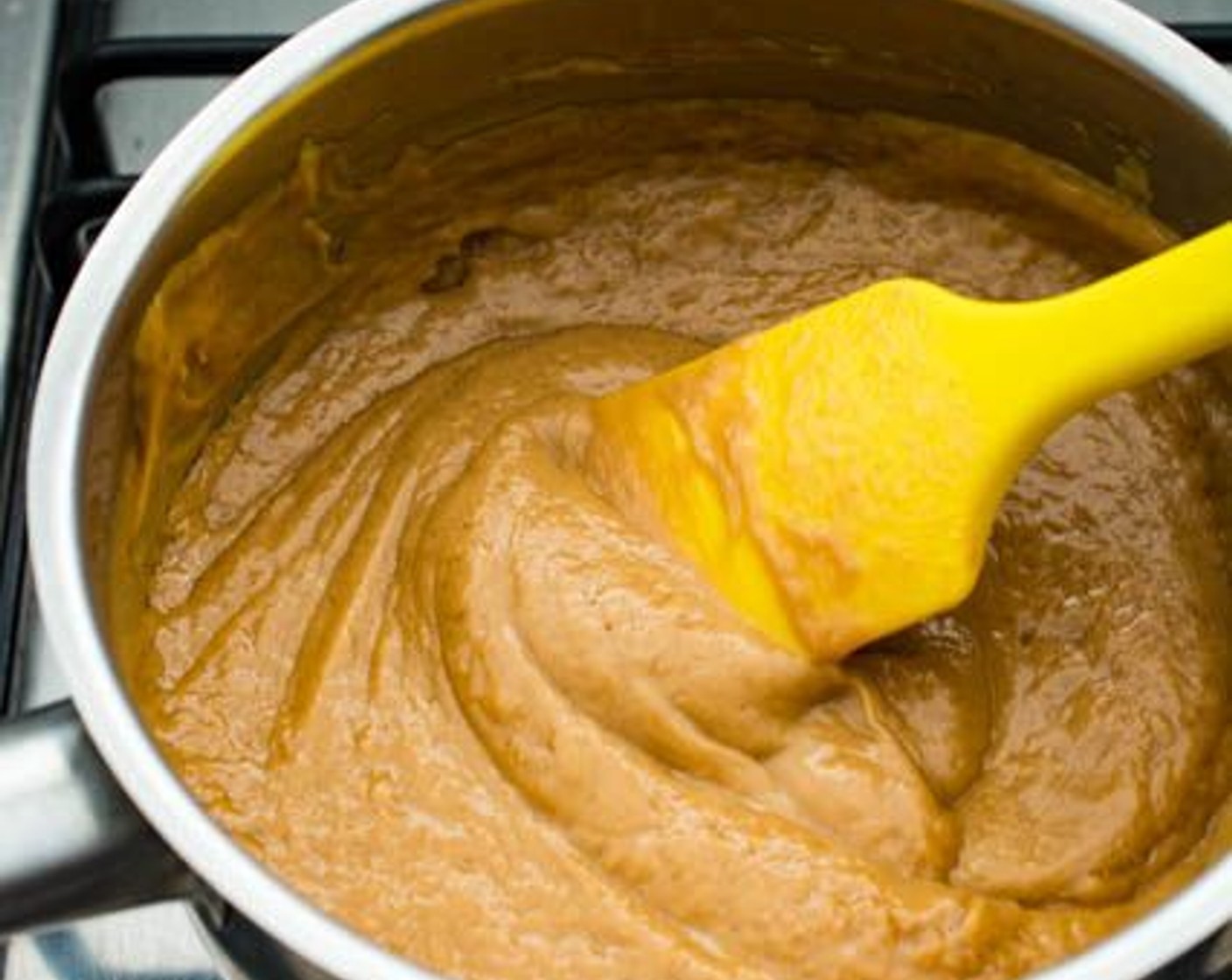 Schritt 3 Den Topf auf mittlere bis hohe Hitze stellen. Ständig mit einem Spatel rühren.