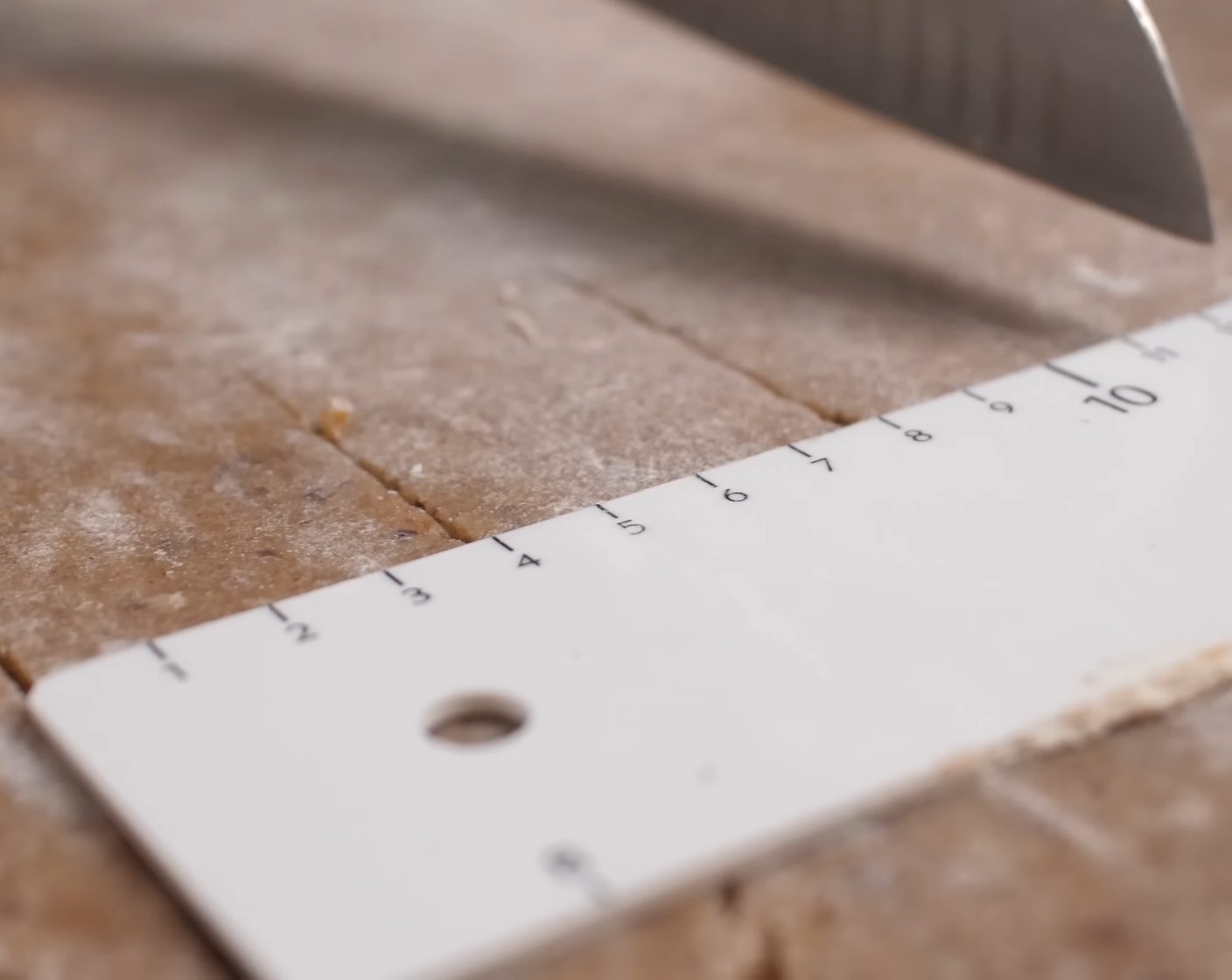 Schritt 11 Anschliessend aus dem Teig 2-3 Streifen mit 4 cm Breite schneiden und diese an die Innenkante des gefetteten stellen und leicht andrücken.