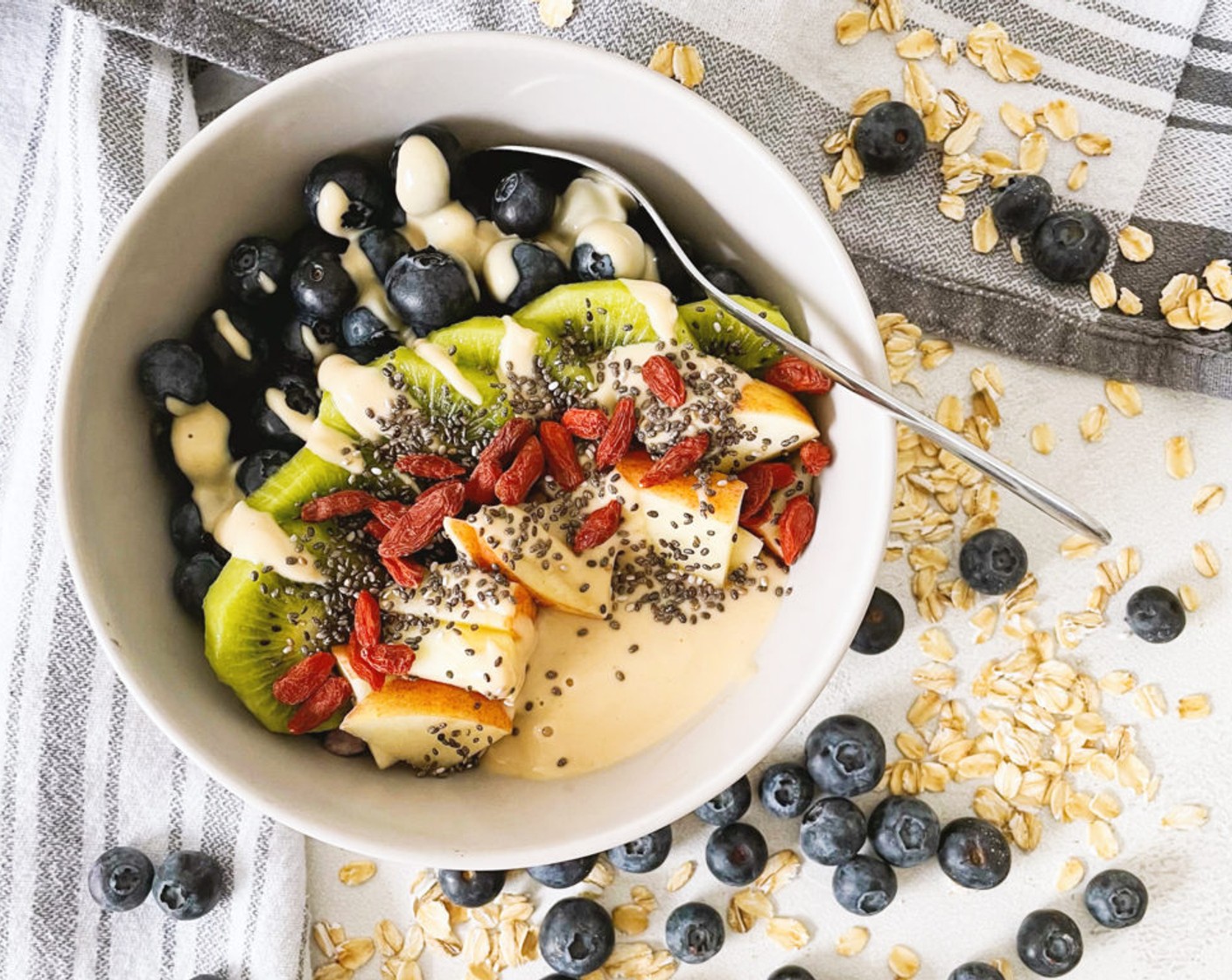 Blaubeeren Oatmeal mit Gojibeeren und Mandelmus