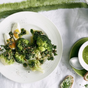 Lauwarmer Broccoli-Romanesco-Salat mit Ei 