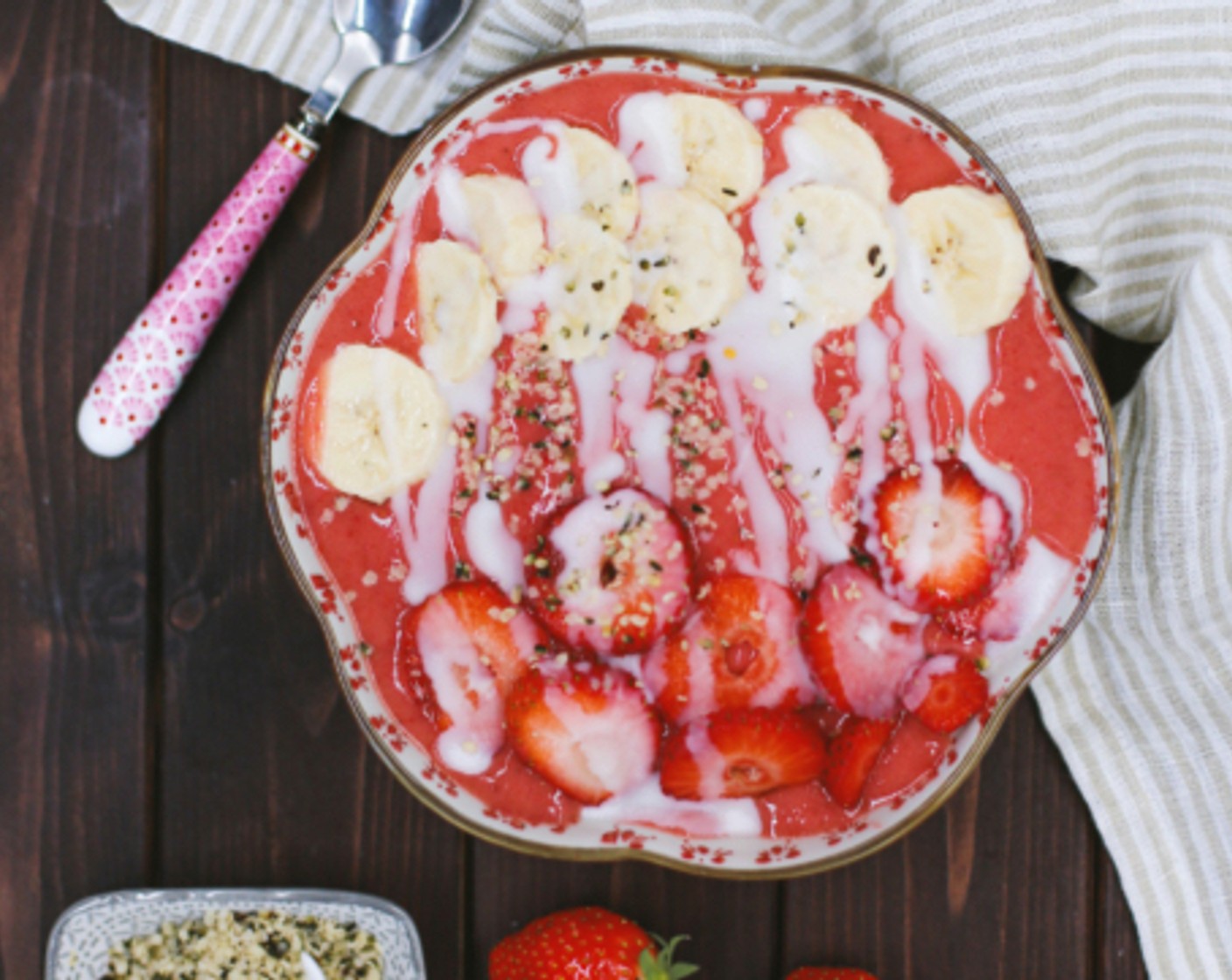 Frisch und gesund: Erdbeer-Bowl mit Kokosmus