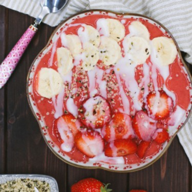 Frisch und gesund: Erdbeer-Bowl mit Kokosmus 