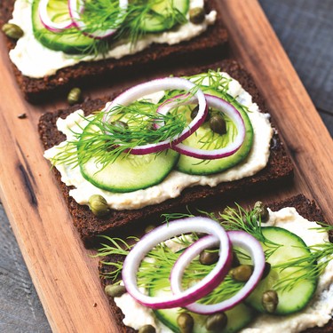 Vegane Smørrebrød (dänisches offenes Sandwich) Rezept | V-Kitchen
