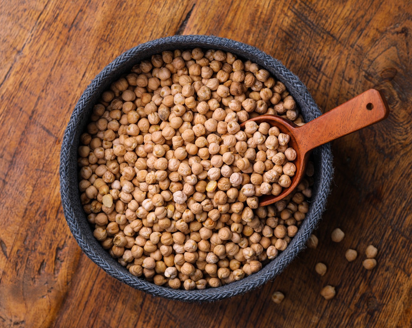 Schritt 1 Heize einen schweren Topf oder einen Schnellkochtopf vor und bringe das Wasser (600 ml) zum Kochen. Füge die eingeweichten Kichererbsen (100 g) hinzu. Koche sie bei hoher Hitze. Im Topf dauert es etwa 2 Stunden, im Schnellkochtopf etwa 1 Stunde.