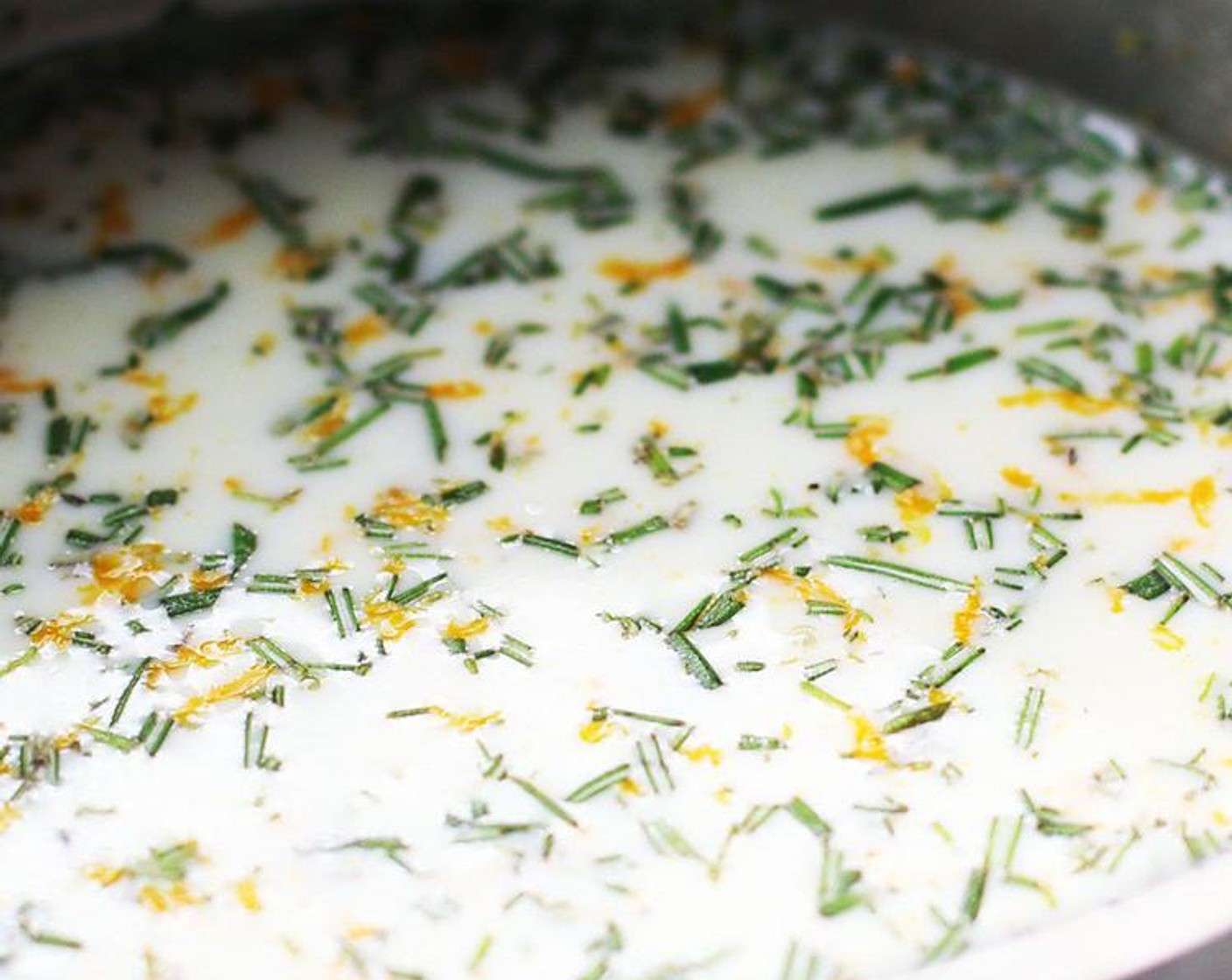 Schritt 1 In einem kleinen Topf Milch (240 ml), Wasser (120 ml), Honig (2 Esslöffel), Orange (1), Rosmarin (1 EL) und Salz (1 TL) zusammen erhitzen, bis alles warm ist.