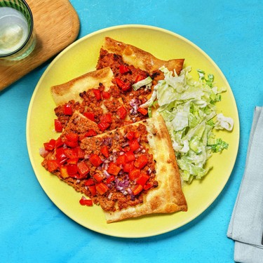 Flammkuchen Lahmacun-Style mit tomatig cremigem Hackfleisch und Peperoni Rezept | V-Kitchen