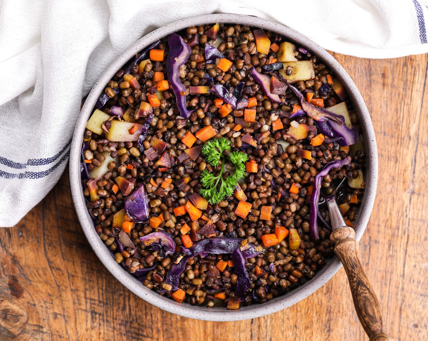 Würziges Gemüsedal mit schwarzen Linsen