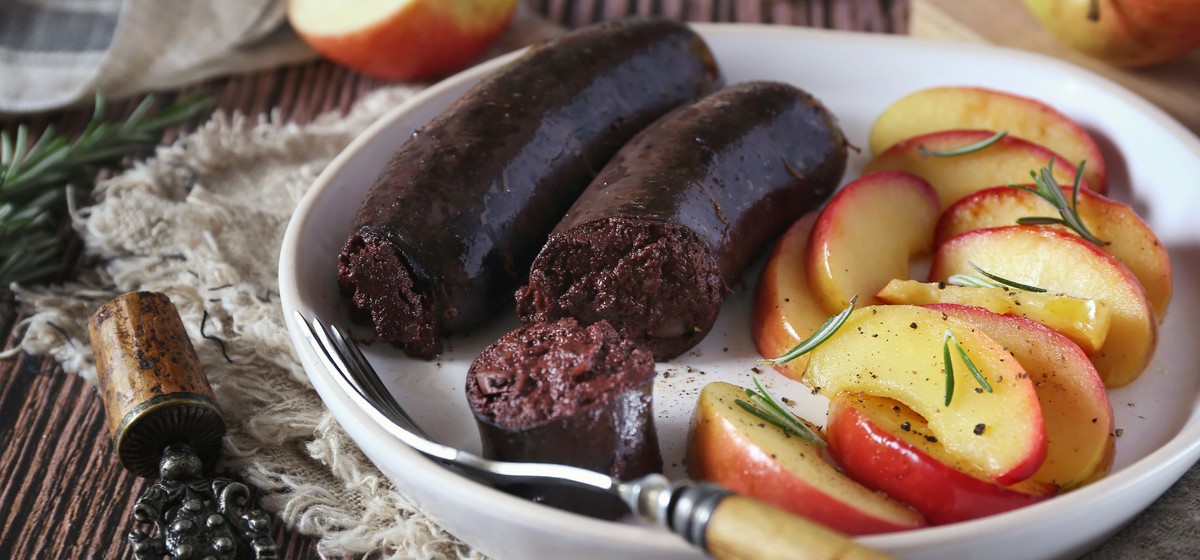 Gebratene Blutwurst mit Zwiebeln und Apfel Gebratene Blutwurst mit Zwiebeln und Apfel