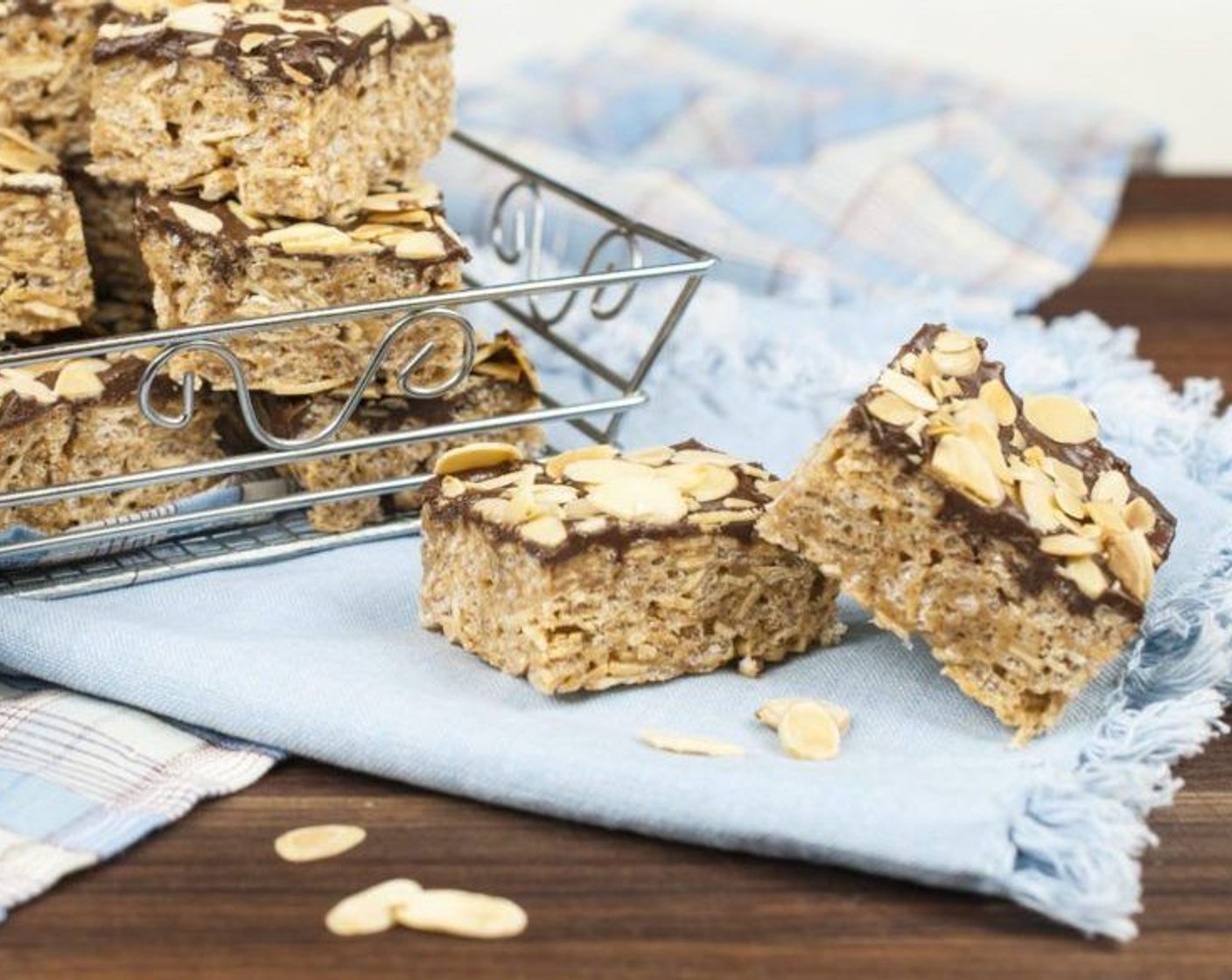 Schritt 6 Schneiden Sie entlang des Pfannenrands, um die beiden Seiten freizugeben, an denen das Backpapier nicht übersteht. Greifen Sie die Enden des Backpapiers und heben Sie die gesamte Einheit aus der Pfanne auf das Schneidebrett. Schneiden Sie sie in 20 Riegel.