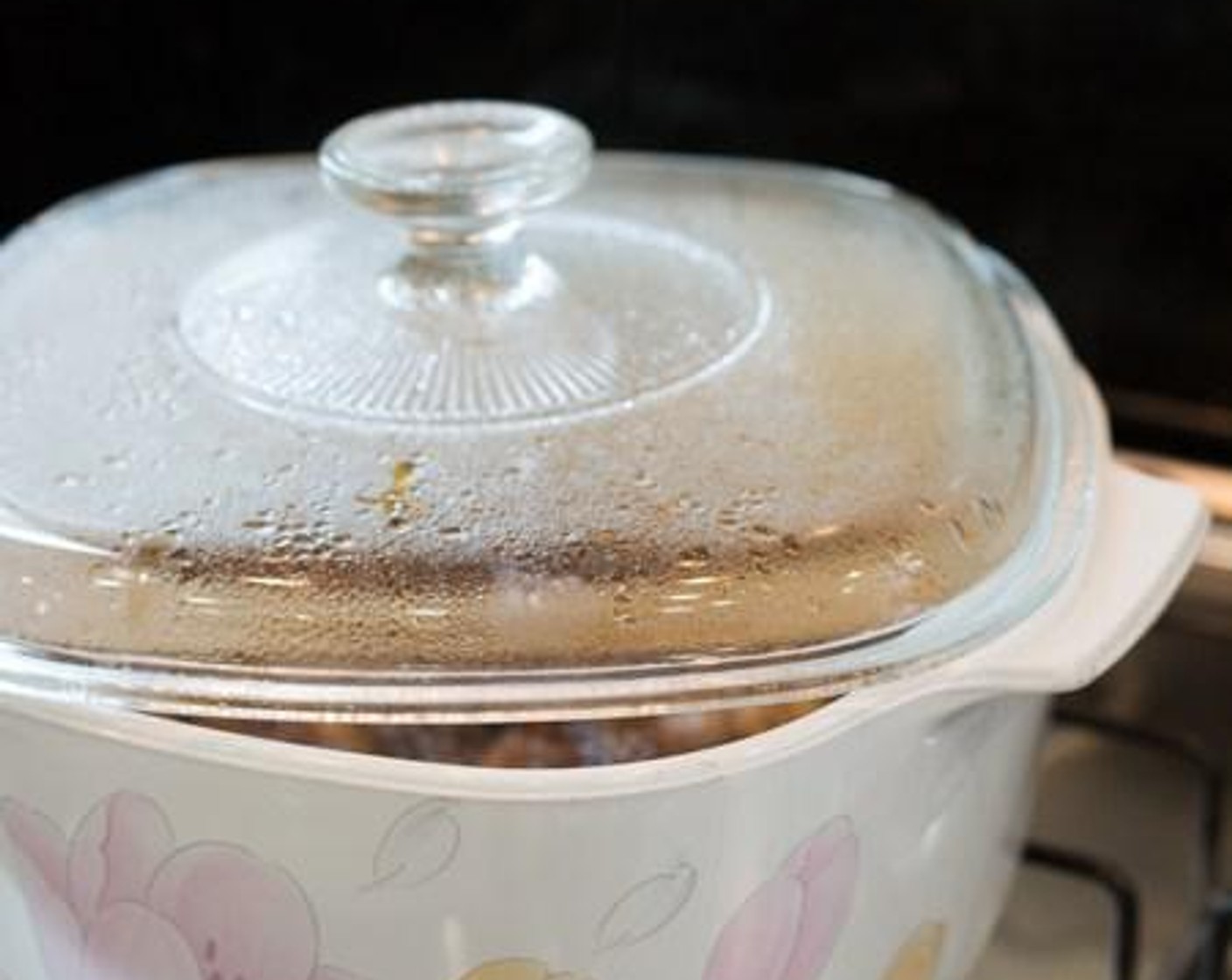 Schritt 6 Die Hitze auf niedrige Stufe reduzieren und dann etwa 20 Minuten teilweise zugedeckt köcheln lassen, bis die Flüssigkeit auf die Hälfte reduziert ist. Gelegentlich umrühren.