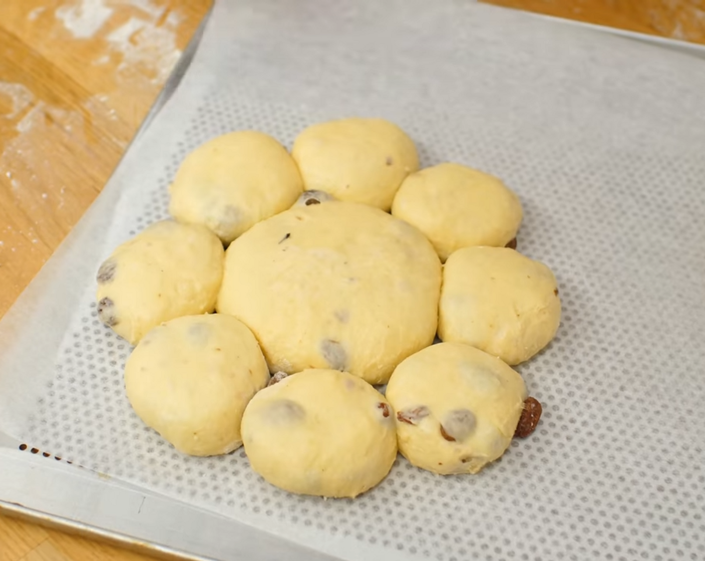 Schritt 10 Acht Kugeln rund um das Mittelstück auf dem Blech anordnen und ebenfalls mit der Hand leicht flach drücken.