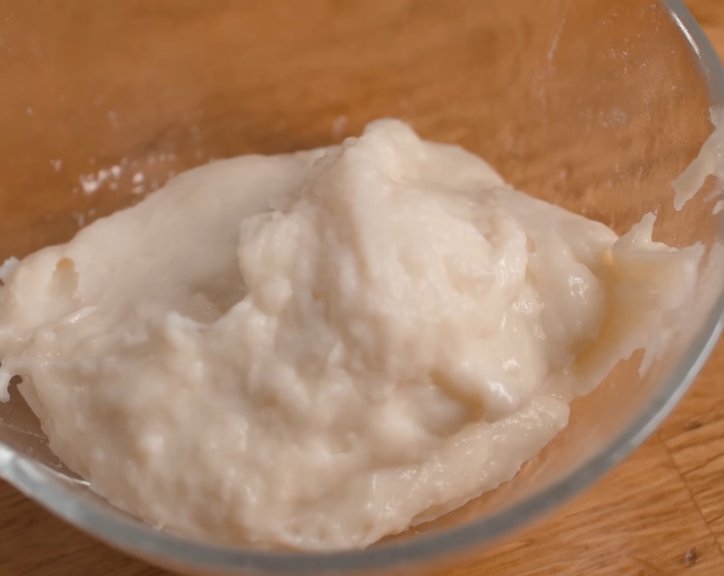 Schritt 2 Sobald die Stärke verkleistert, das Kochstück in eine Schüssel geben, mit einer Folie direkt auf dem Kochstück zudecken und für bis zur Weiterverwendung in den Kühlschrank stellen.