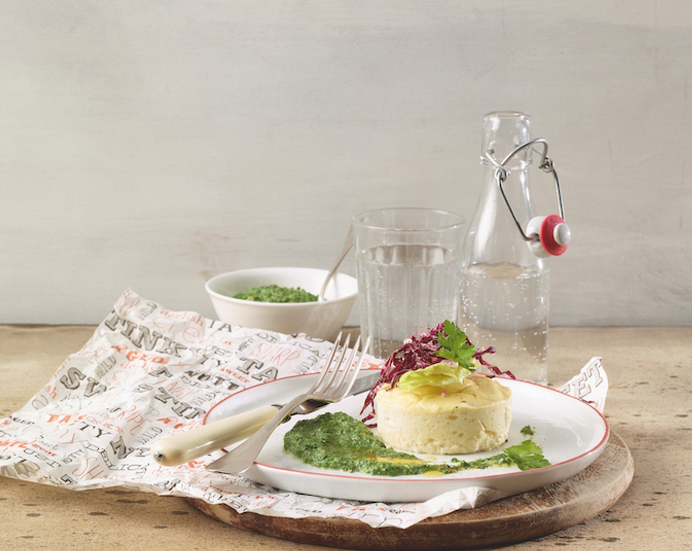 Schritt 7 Die Flans aus dem Ofen nehmen, mit einem Messer vom Rand der Förmchen lösen und sorgfältig auf einen Teller stürzen. Die Spinatcreme rundherum verteilen und die Flans sofort servieren.