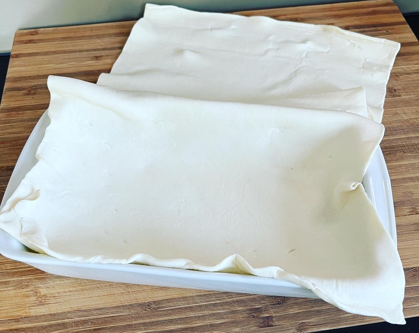 Schritt 1 Blätterteig (1 Rolle) zur Hälfte in eine Gratinform legen.