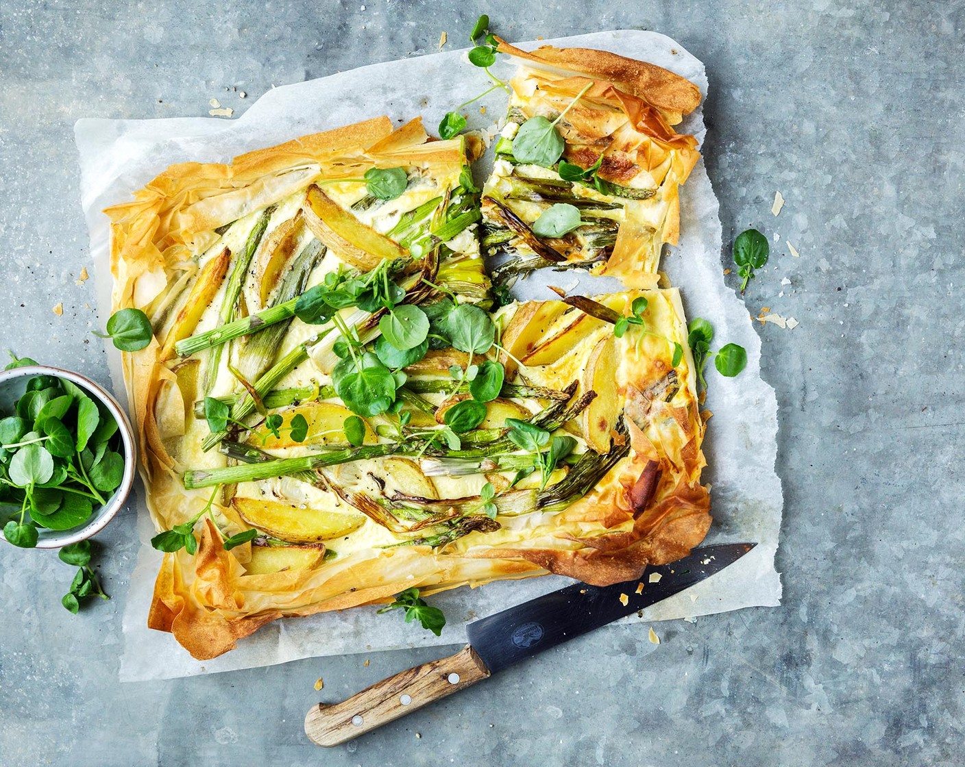 Schritt 9 Vor dem Anschneiden ungefähr 10 Minuten ruhen lassen und zum Schluss mit Brunnenkresse (40 g) servieren.