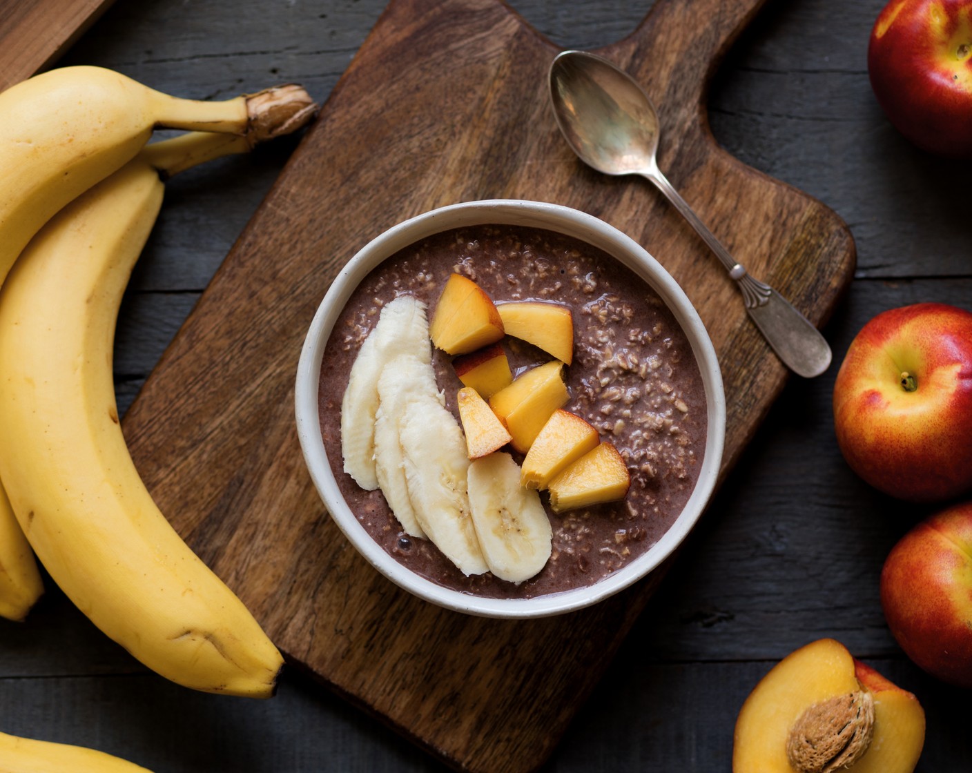 Schritt 2 Das Porridge am Morgen aus dem Kühlschrank nehmen und mit Banane (1/2) und Nektarine (1/2) anrichten.