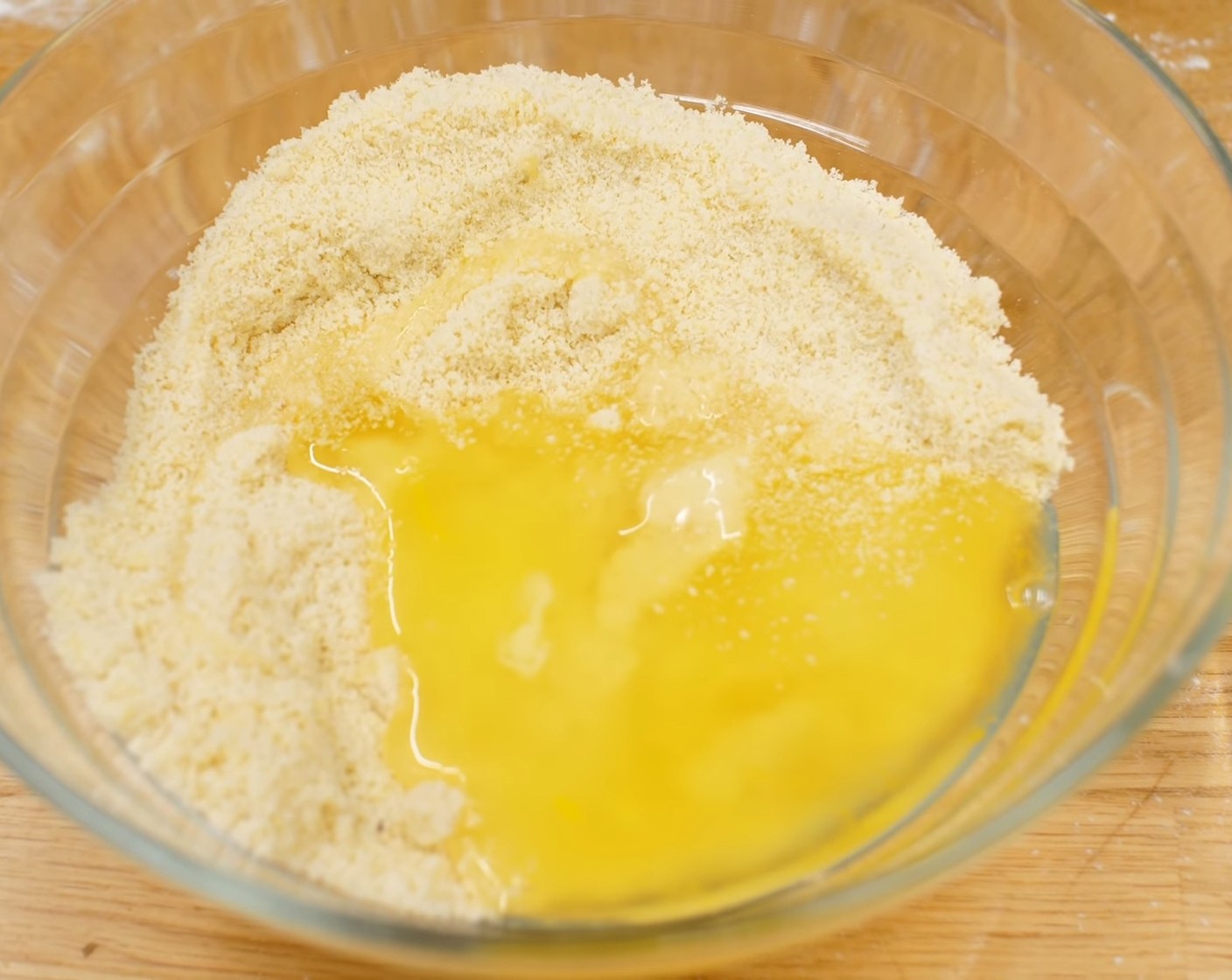 Schritt 12 Zucker (3 Esslöffel), Mandeln (150 g), und Eiweiss (3) in eine Schüssel geben und alles klumpenfrei vermischen.