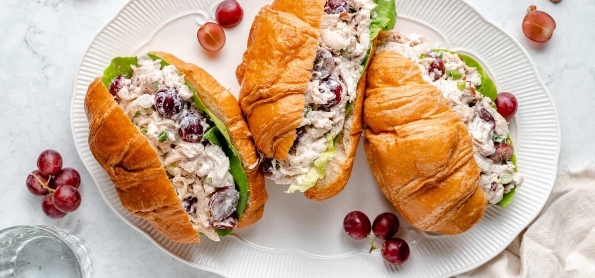 Croissant-Sandwich mit Hähnchensalat und Trauben