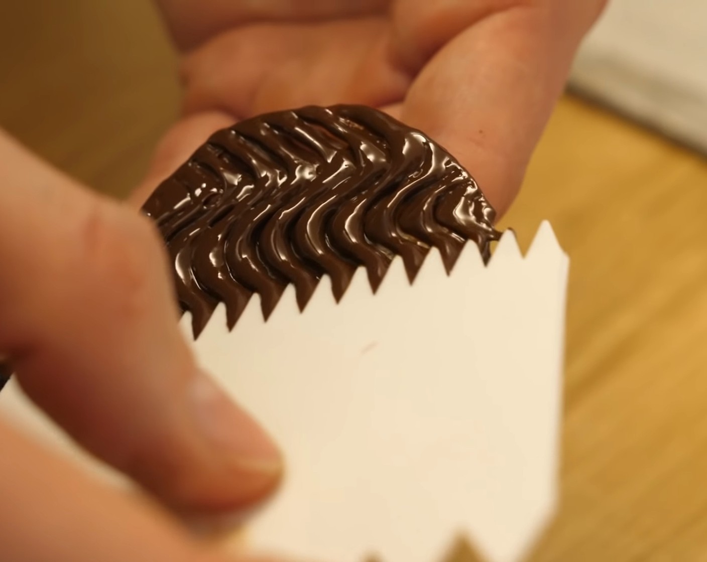 Schritt 14 Anschliessend die Florentiner nochmals in Kuvertüre tunken und mit einem Florentinerkamm oder mit einer Gabel, wellenförmig darüber ziehen.