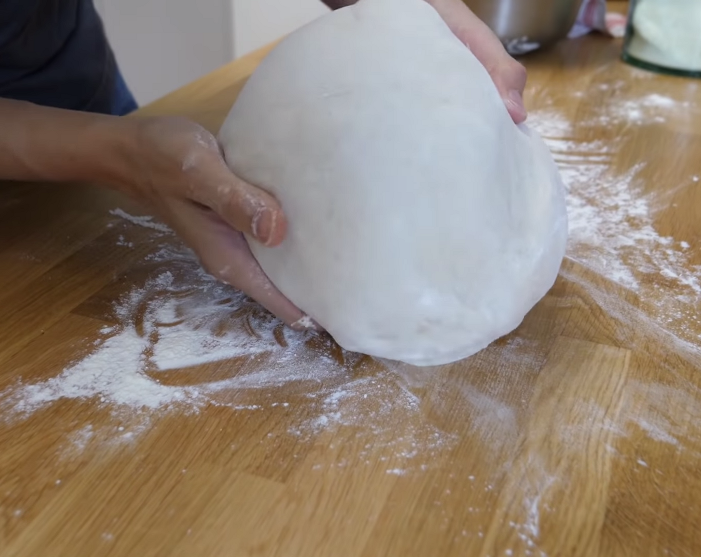 Schritt 3 Danach den Teig in der Schüssel zum ersten Mal dehnen und falten. Dazu den Teig von jeder Seite hochziehen und in die Mitte legen. Durch das Dehnen und Falten bekommt der Teig neuen Sauerstoff, die Hefe kann sich besser entwickeln und der Gluten wird angeregt. Anschliessend den Teig wieder zudecken und für weitere 55 Stunden in den Kühlschrank stellen.