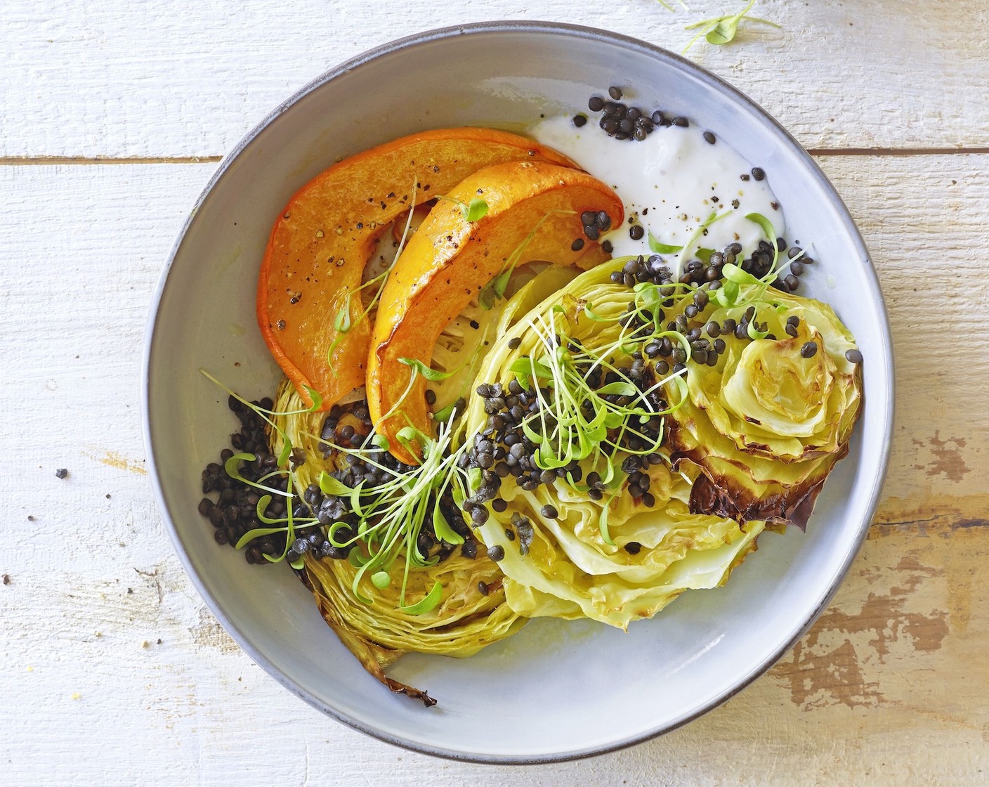 Schritt 5 Kohlscheiben mit Kürbis, Linsen, Knoblauch-Joghurt und Gartenkresse (20 g) anrichten.