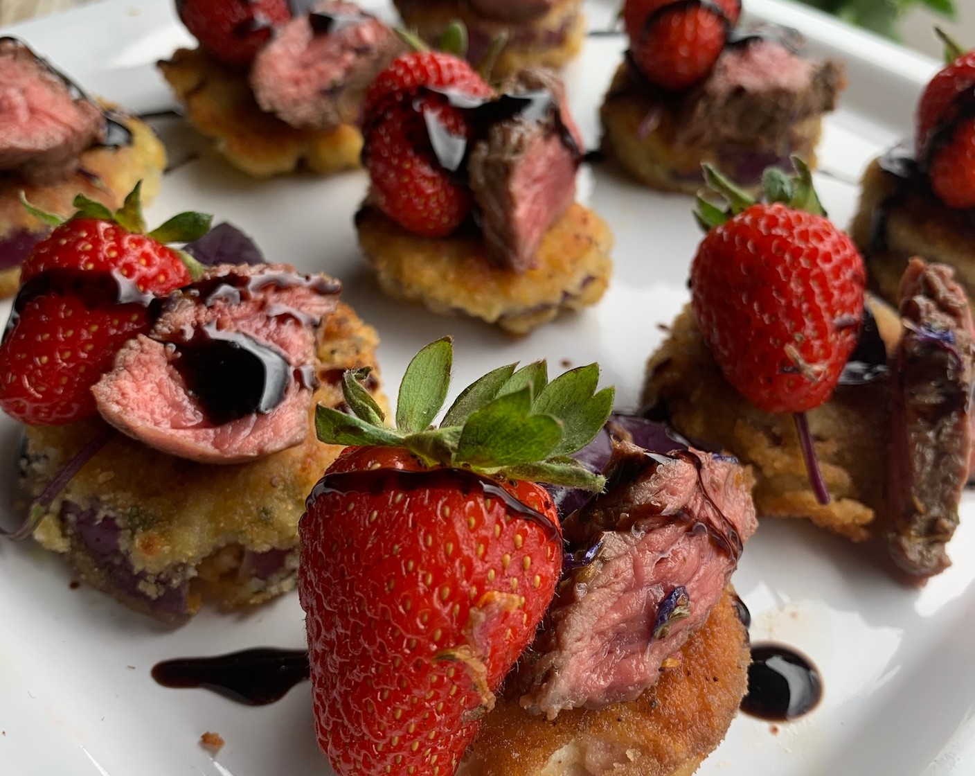 Zwiebel-Taler mit Entrecôte und Erdbeeren