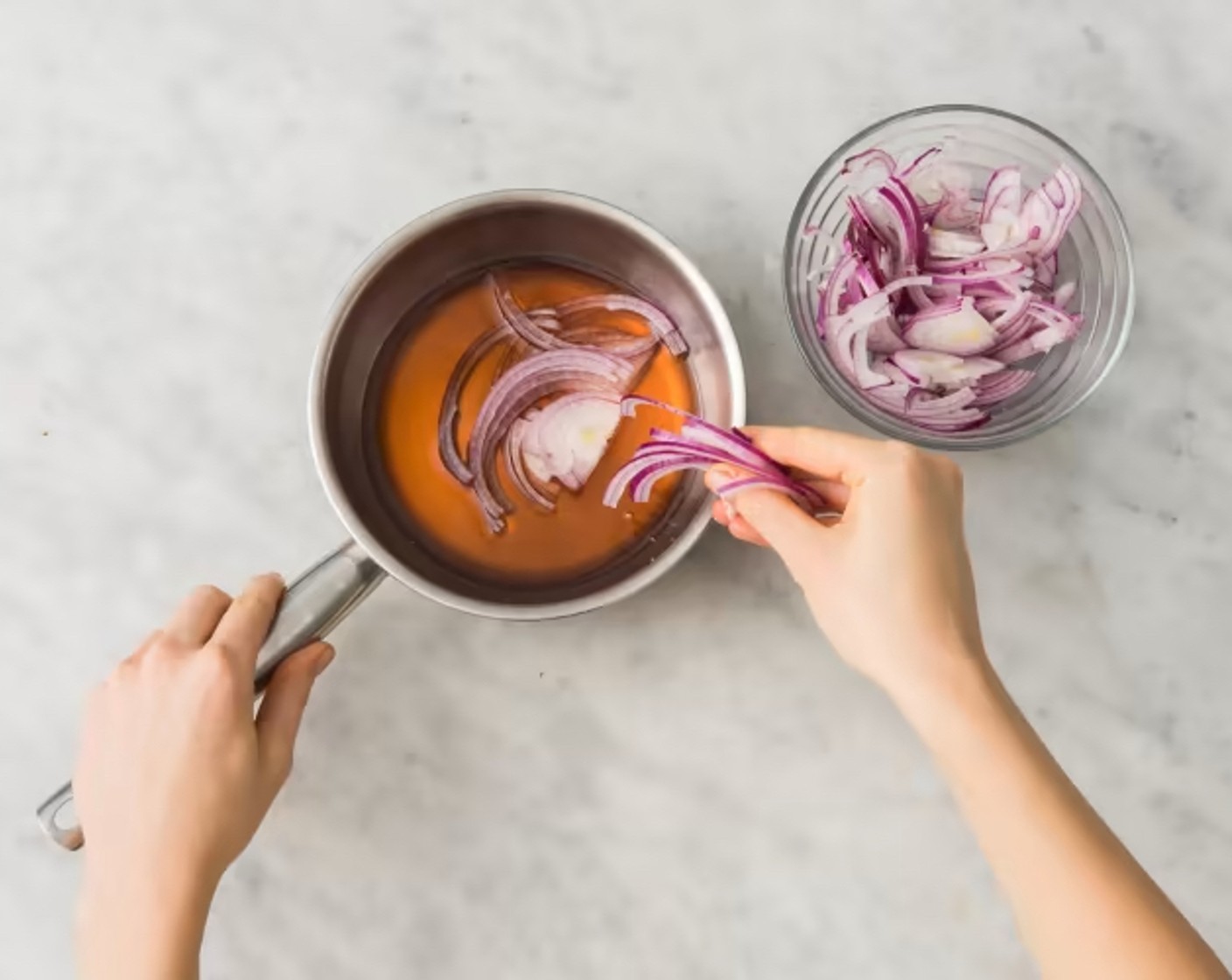 Schritt 1 Zwiebeln (2) abziehen, halbieren und in dünne Ringe schneiden. In einem kleinen Topf Essig (80 ml), Wasser (240 ml), Salz (1 TL) und Zucker (2 Esslöffel) aufkochen lassen. Zwiebelringe zugeben, Topf vom Herd nehmen und abgedeckt beiseitestellen.