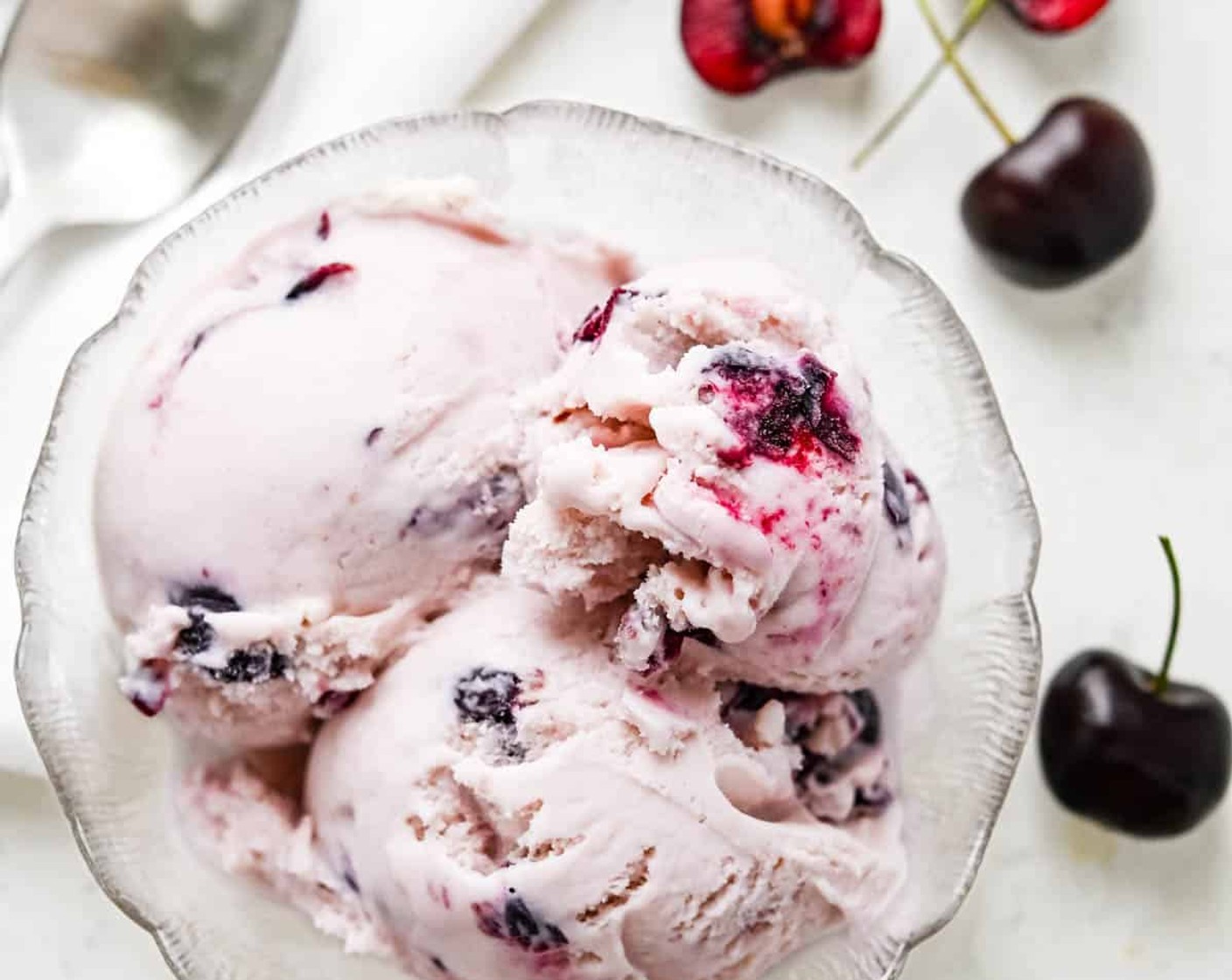 Schritt 13 Das Eis hat dann die Konsistenz eines Softeis und kann direkt aus dem Behälter genossen werden. Für eine festere Eiscreme die Mischung in einen gefriersicheren Behälter füllen und 4 Stunden oder über Nacht einfrieren, bis sie fest ist.