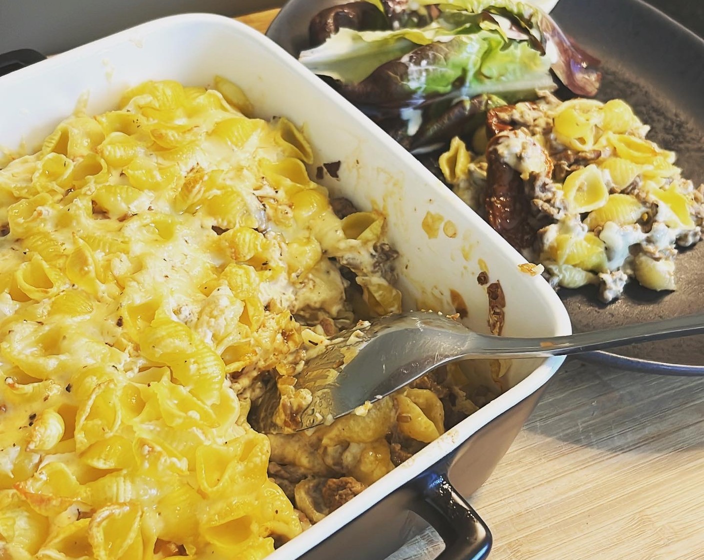 Einfacher Cheeseburger-Auflauf mit Pasta und viel Käse