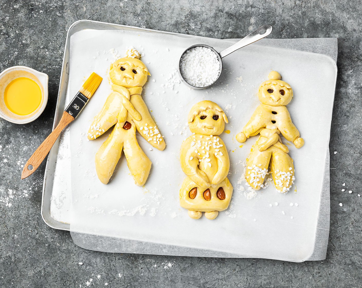 Schritt 6 Mit Eigelb (1) bestreichen und nach Belieben mit Hagelzucker (wenig) bestreuen. Bei 200 bis 220 °C mit Unterhitze für 10–15 Minuten backen.