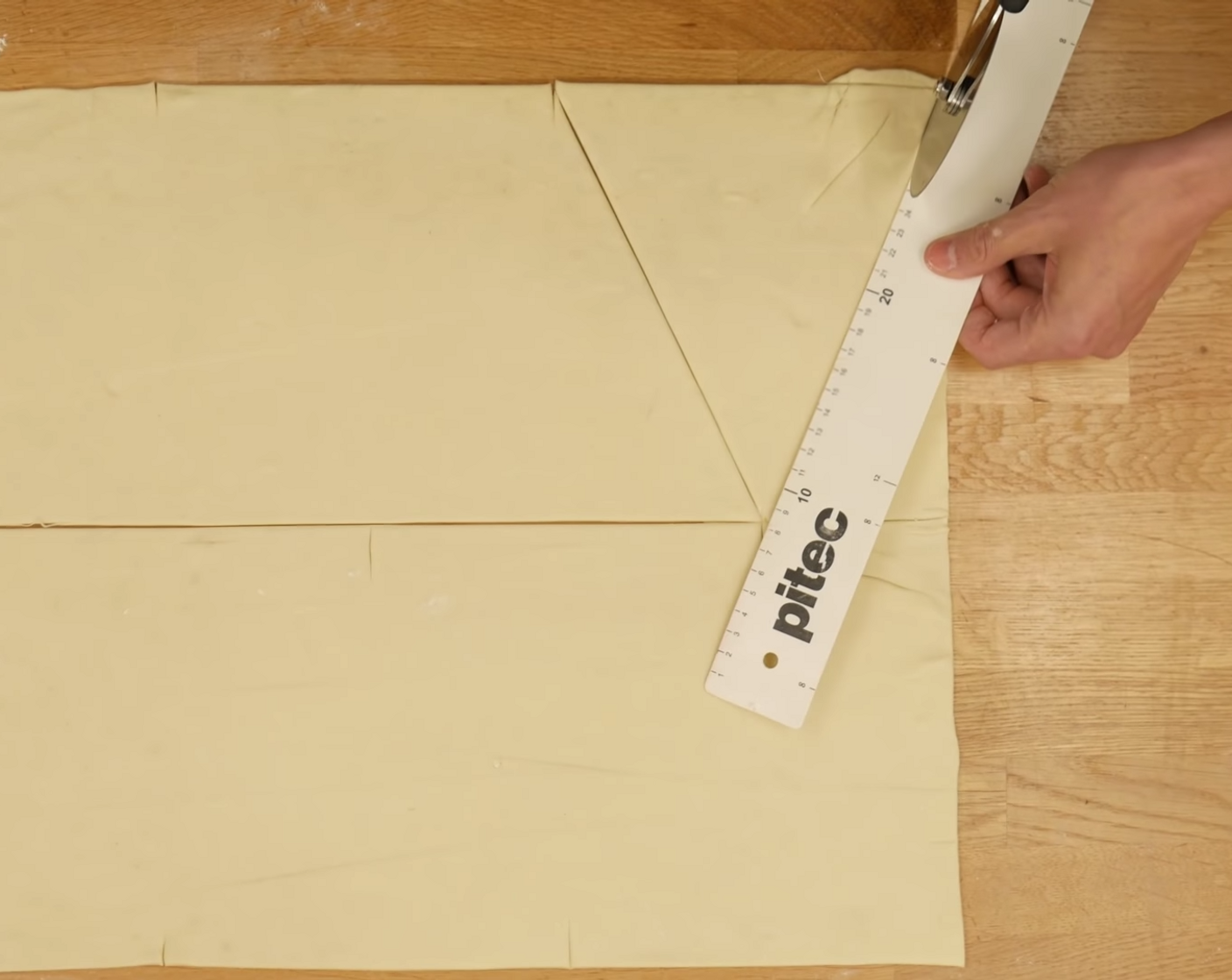 Schritt 11 Mit dieser Markierung kannst Du nun ganz einfach diagonal von Markierung zu Markierung durchschneiden und Du bekommst Dreiecke, die alle gleich gross sind.