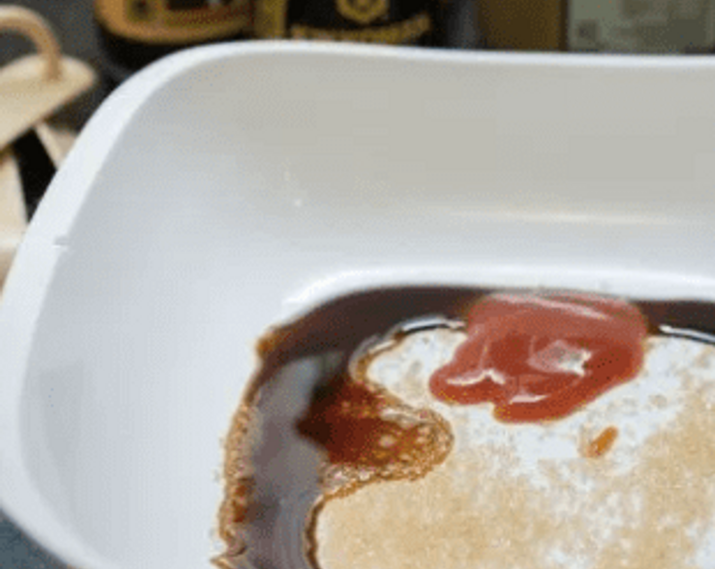 Schritt 1 Für die Marinade Sojasauce (2 Teelöffel), Worcestershire Sauce (2 Teelöffel), Ketchup (1 EL) und Zucker (2 Teelöffel) in einer kleinen Schüssel mischen.