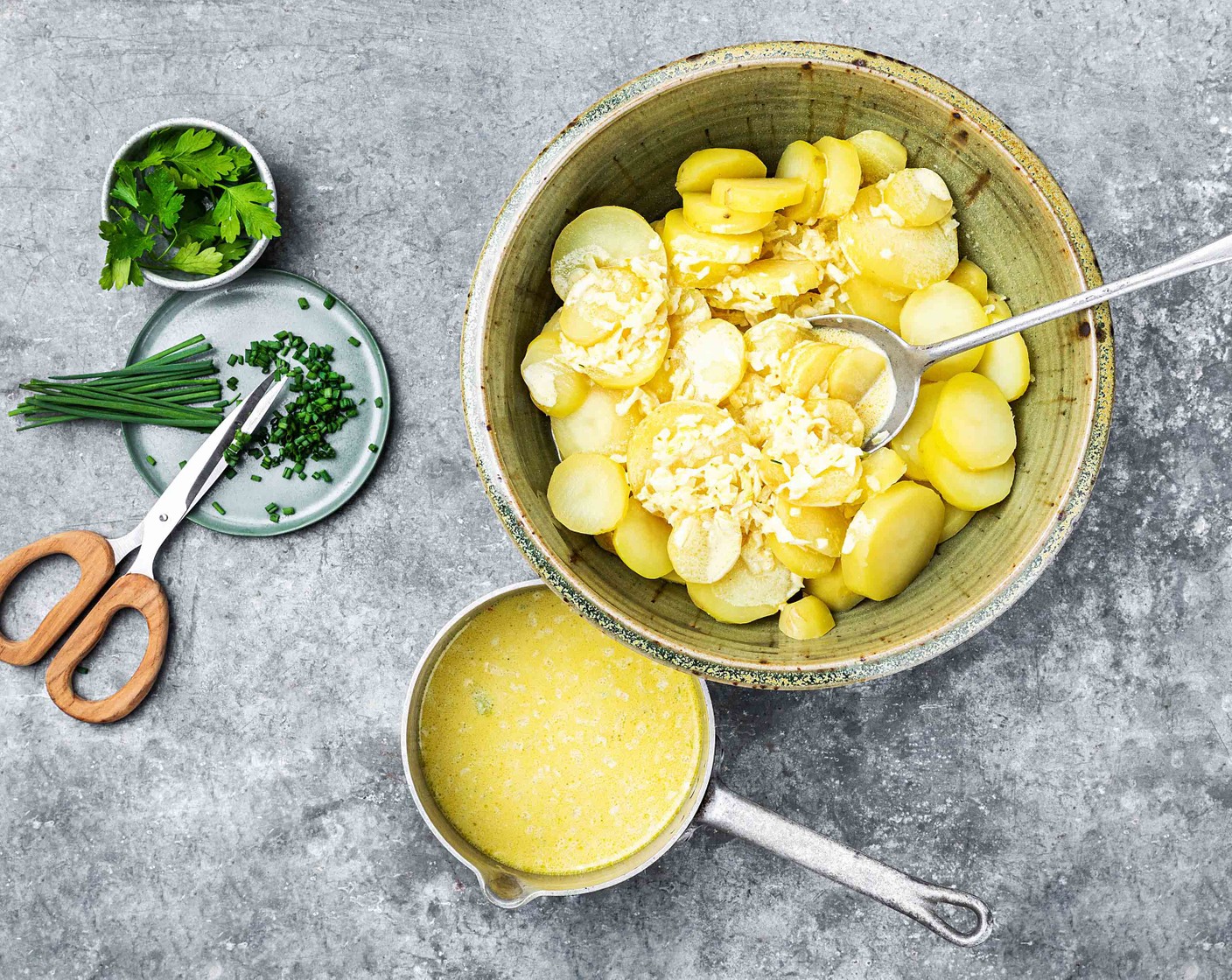 Schritt 4 Die Kartoffeln mit der Sauce übergiessen und vermengen. Mit Salz (1 TL) und Pfeffer (wenig) würzen. Zugedeckt ca. eine Stunde ziehen lassen, gelegentlich umrühren.