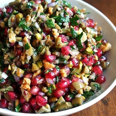 Salat aus grünen Oliven, Walnüssen und Granatapfel Rezept | V-Kitchen