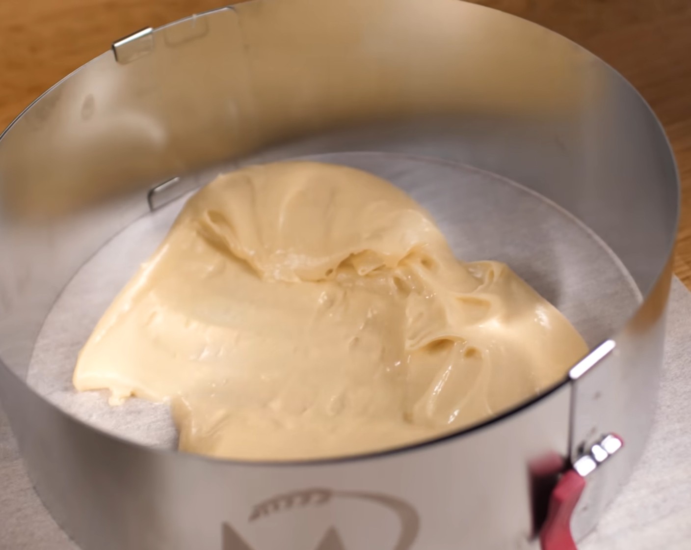 Schritt 11 Danach zwei Backringe auf ein mit Backpapier belegtes Blech stellen und die Masse darin verteilen und glattstreichen.