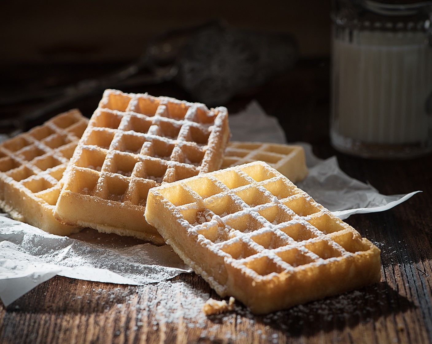 Schritt 3 Mehl (250 g), Zucker (100 g), Vanille-Zucker (1 Pkg.), Salz (1 Pr.), Backpulver (1 TL), Aquafaba und Milch (100 ml) vermischen und die einzelnen Waffeln ca. 5 Minuten goldbraun backen.