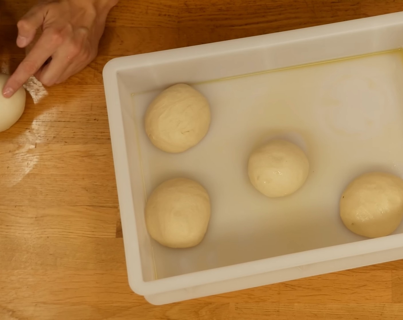 Schritt 5 Nach einer Stunde, jede Teigkugel nochmals rund wirken und zurück in die Gärbox legen.