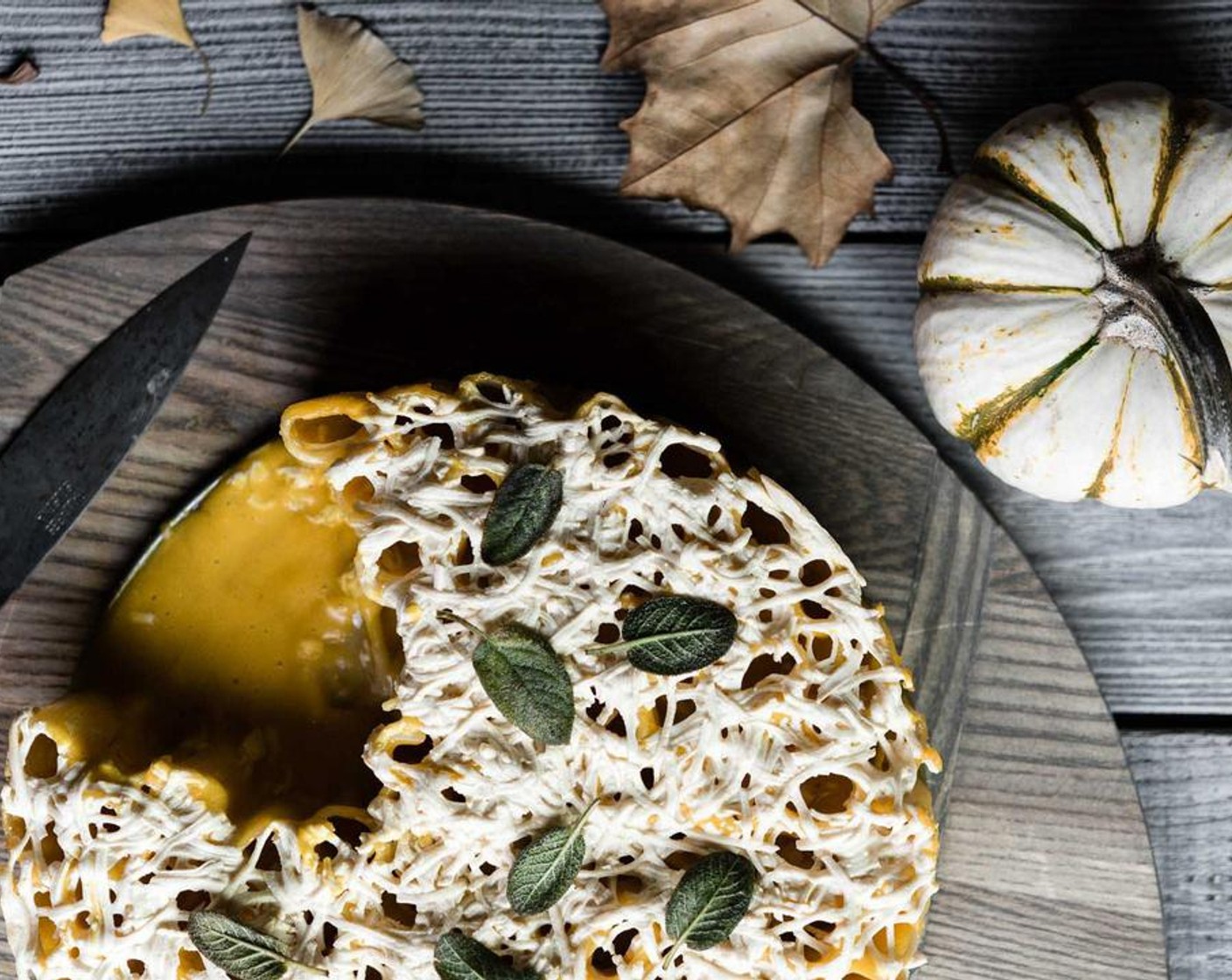 Rigatoni-Torte mit Kürbissauce