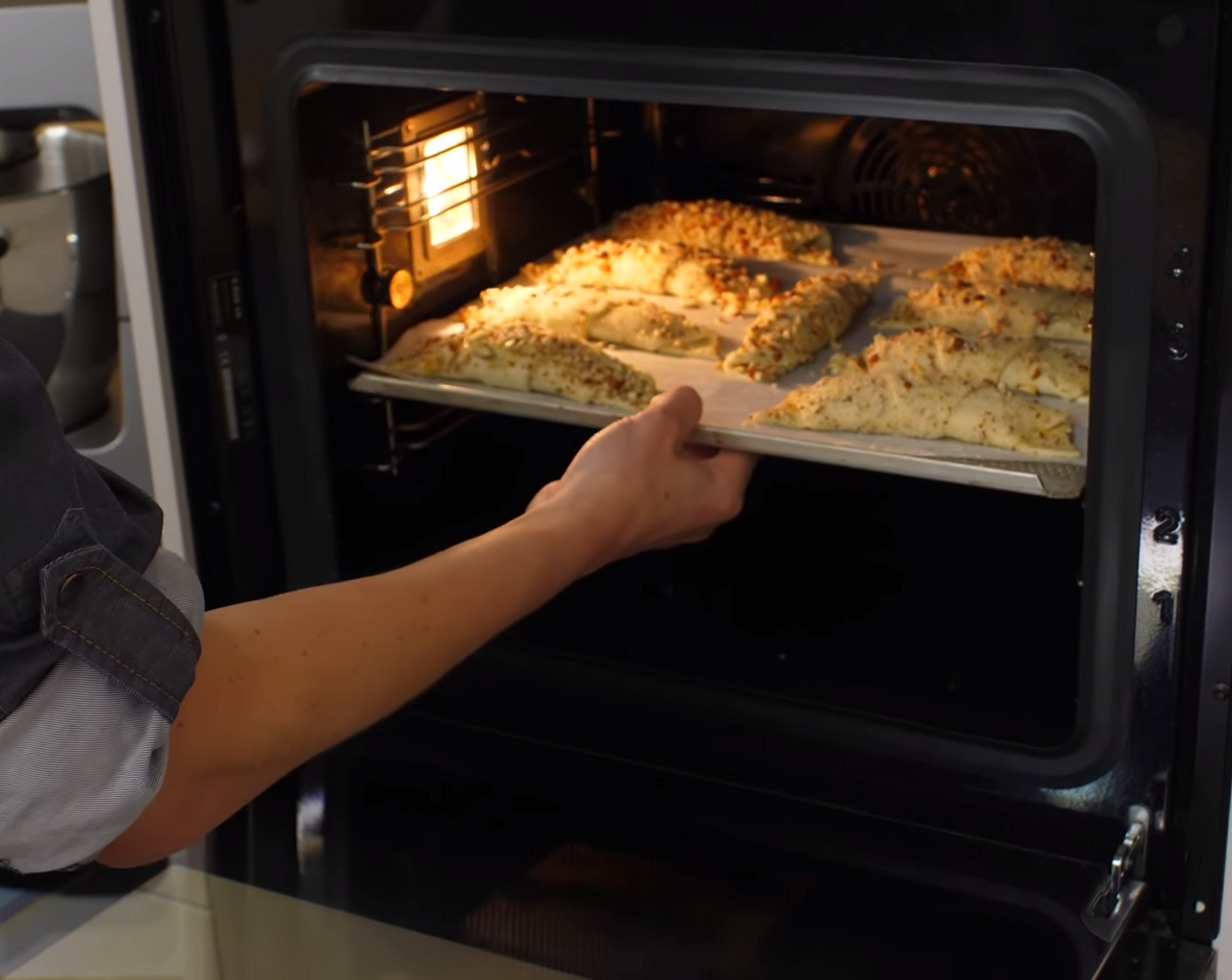 Schritt 17 Die Nussgipfel im vorgeheizten Backofen bei 180 Grad Umluft zirka 25-30 Min. backen.