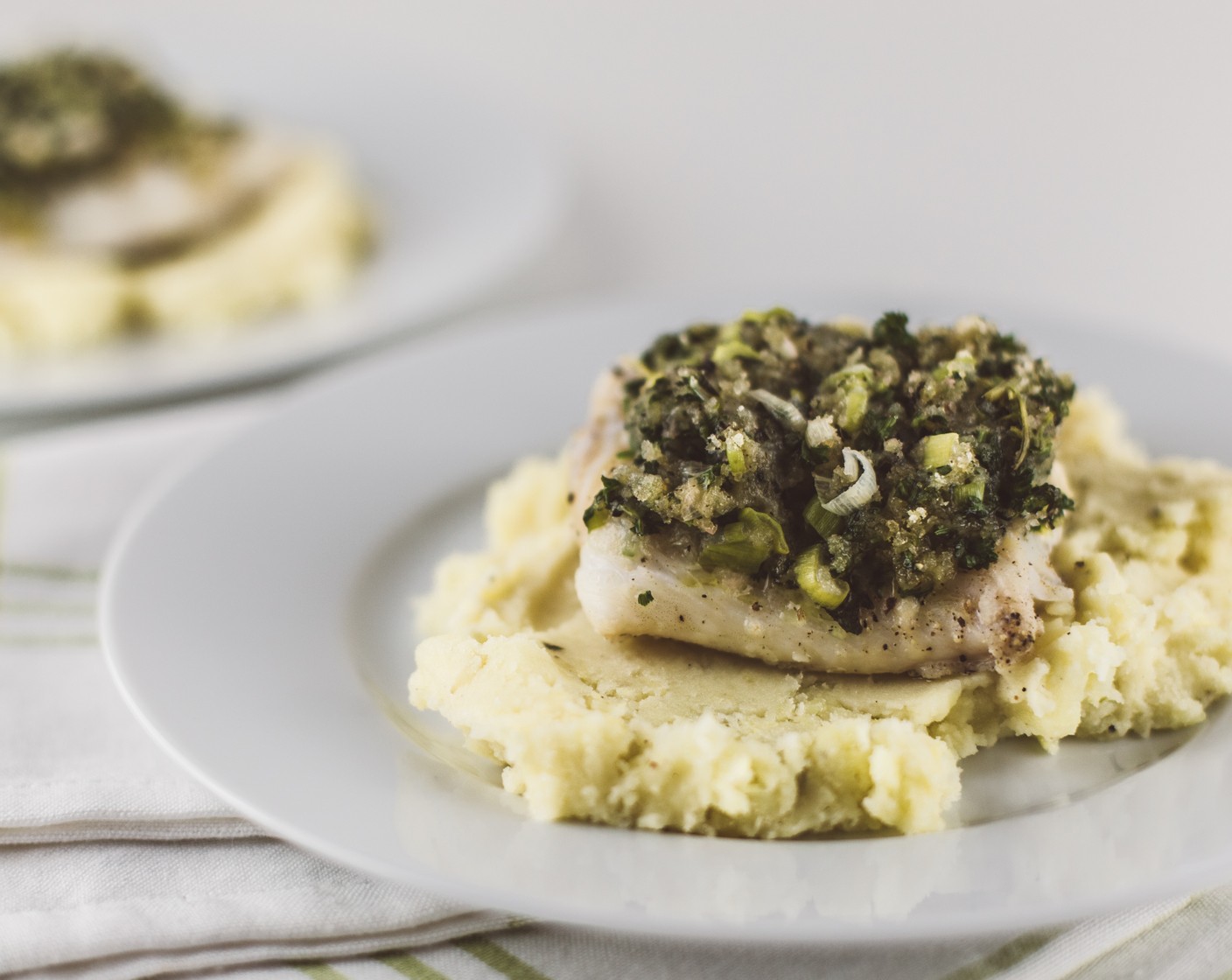 Schritt 9 Den gebackenen Fisch zusammen mit dem Kartoffelstock anrichten und servieren.