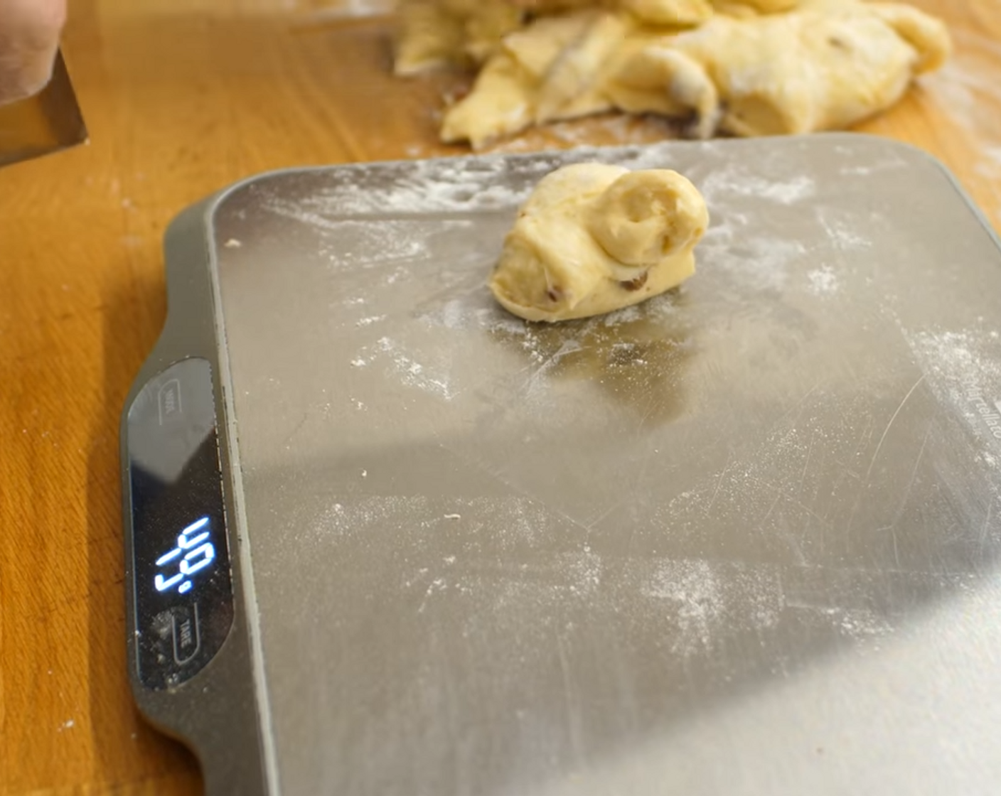 Schritt 8 Danach aus dem restlichen Teig 8 Teigstücke zu 50 g für einen Kranz abwiegen. Diese kleinen Teile ebenfalls zu je einer Kugel formen.