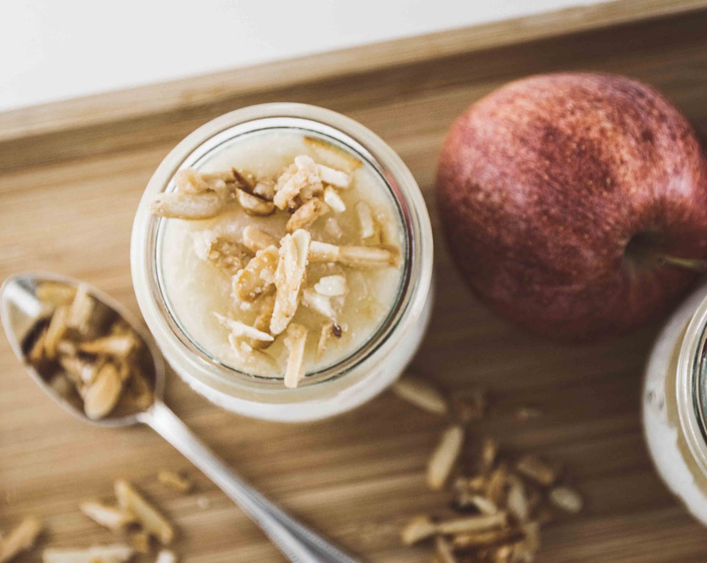 Apfelmus mit Zimtcreme und Karamell-Mandeln