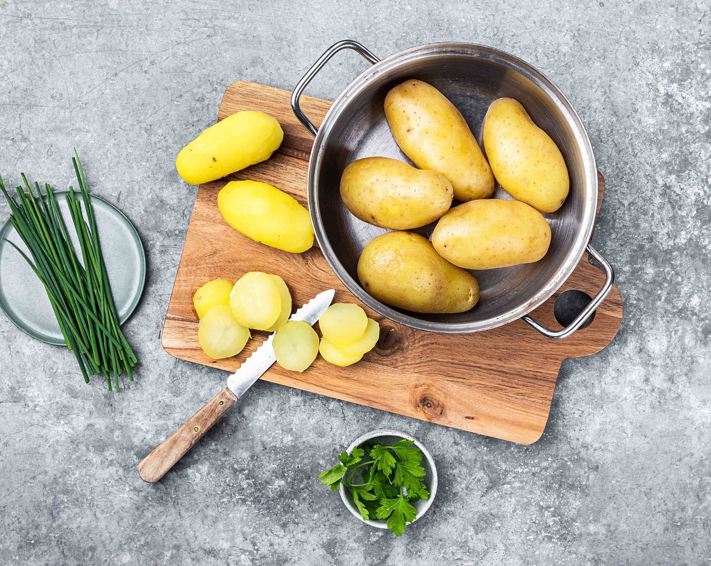 Schritt 2 Die Kartoffeln heiss schälen, dann in ca. 5 mm dicke Scheiben schneiden und in eine Schüssel geben.