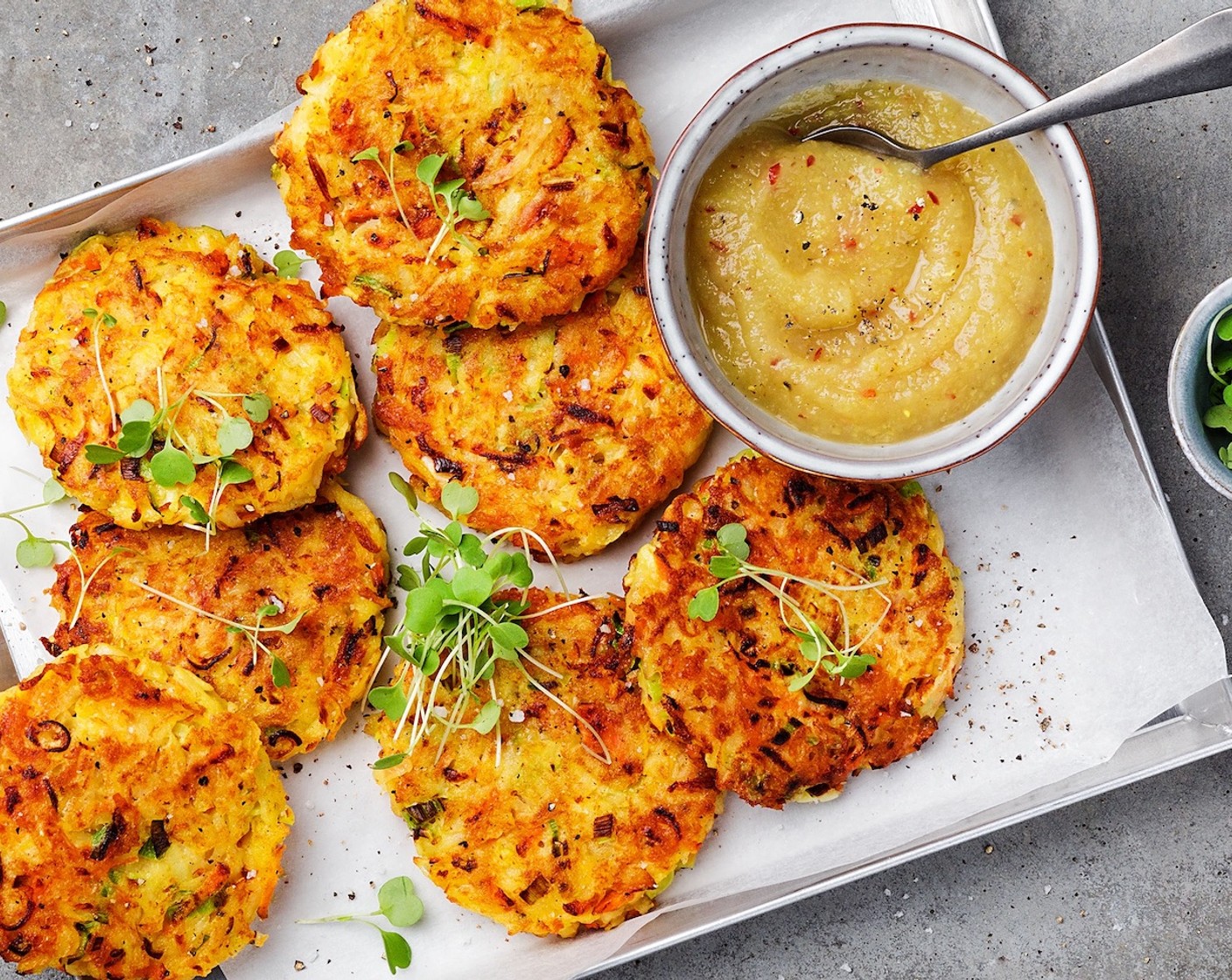 Schritt 7 Zum Anrichten Kartoffeltätschli anrichten und mit Microgreens (nach Bedarf) ausgarnieren, Quittenmus separat servieren.