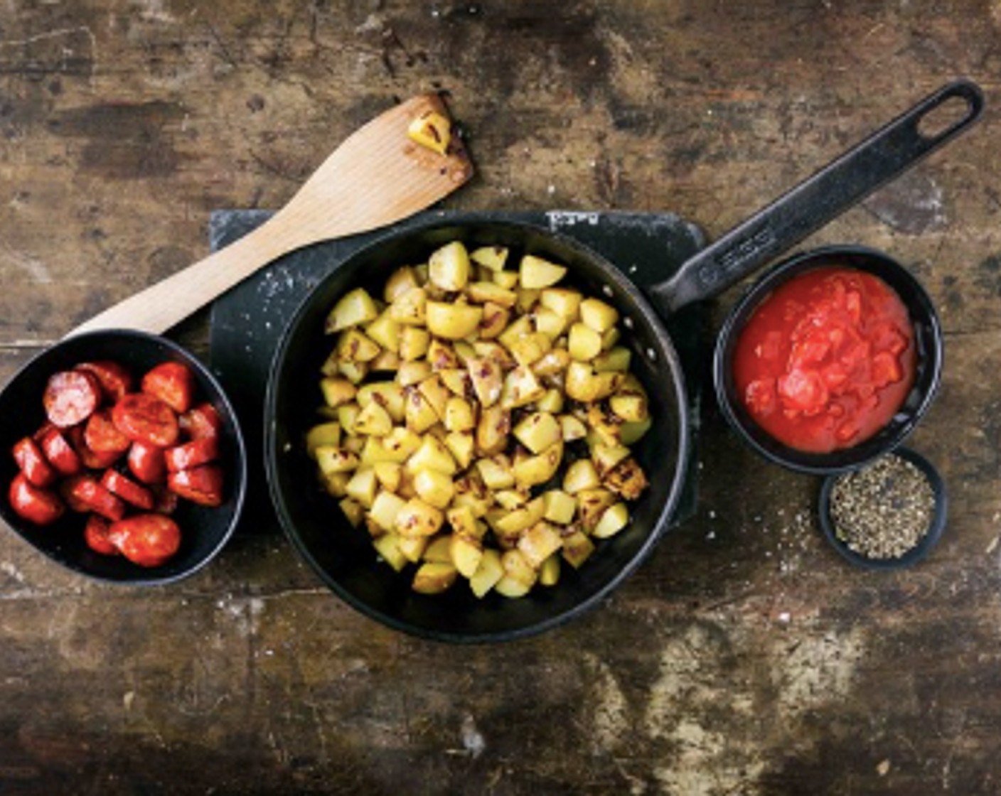Schritt 2 Den Knoblauch, die Zwiebel und die Kartoffelwürfel in die selbe Pfanne geben. Bei mittlerer Hitze ca. 10 Minuten unter Rühren braten, bis die Kartoffeln goldgelb sind. Mit Salz (wenig) und Pfeffer (wenig) würzen. Die Pelati (1 Dose) zugeben und zugedeckt köcheln lassen bis die Kartoffeln gar sind.