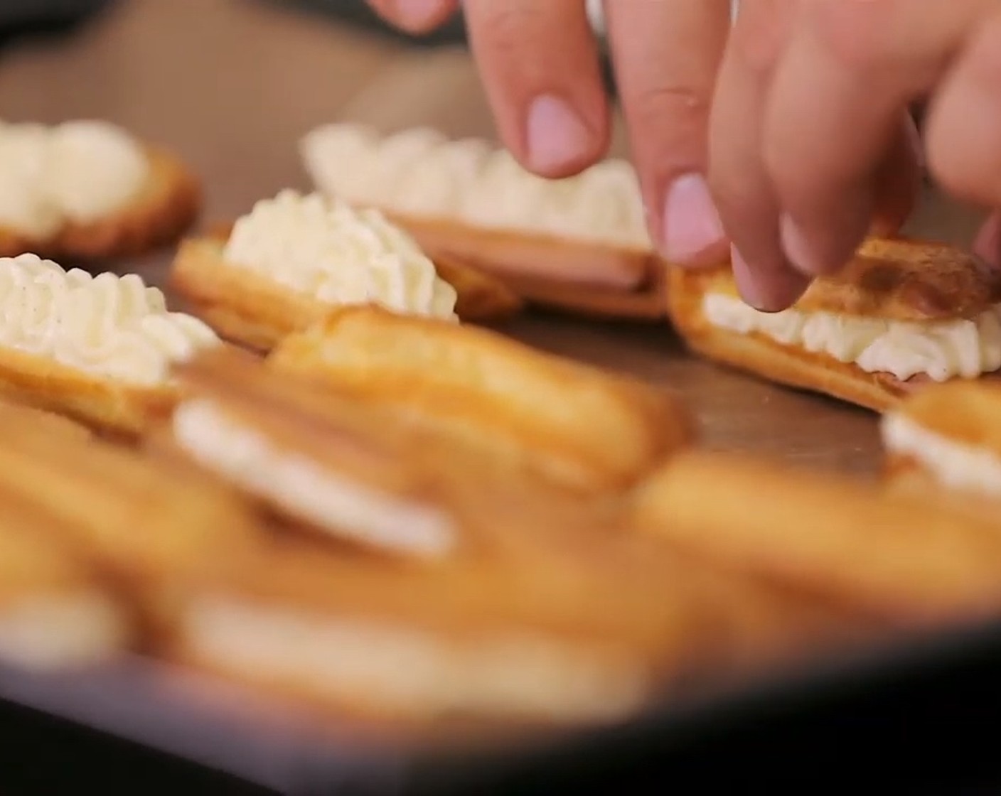 Schritt 8 Eclair der Länge nach halbieren, mit der Vanillecreme füllen und den Deckel daraufsetzen.
