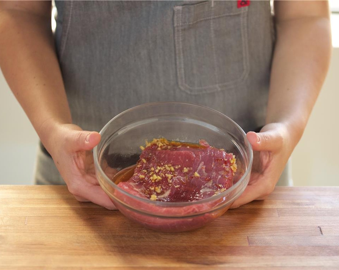 Schritt 3 Bavette (395 g) trockentupfen. Das Steak in eine grosse Schüssel geben und Olivenöl (2 Esslöffel), Salz (wenig) und Pfeffer (wenig) hinzufügen. Vermischen, bis alles gut vermischt ist. Die Hälfte des Dressings in die Schüssel geben und vermischen, bis alles gut bedeckt ist.