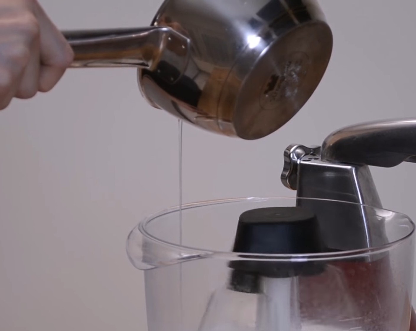 Schritt 3 Danach den aufgekochten Zuckersirup langsam (im Faden) zum geschlagenen Eiweiss geben und einrühren.