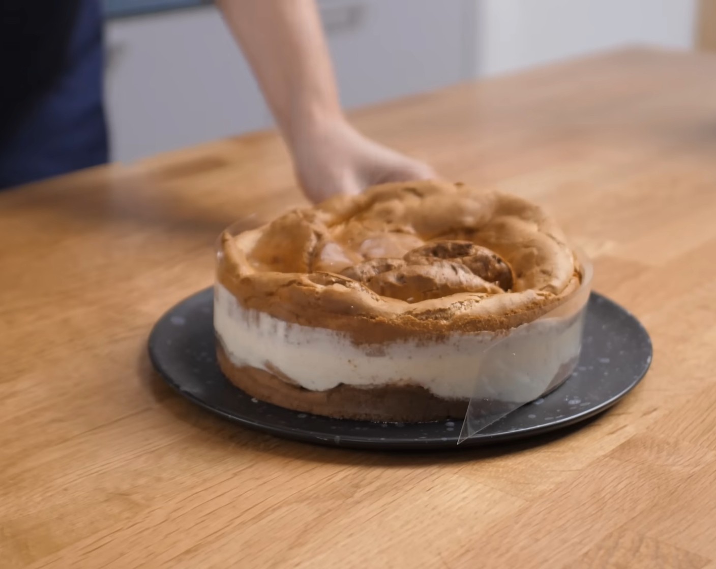 Schritt 17 Die Karpatka etwa 2 Stunden im Kühlschrank gut durchkühlen lassen und erst dann den Tortenring und die Randfolie entfernen.