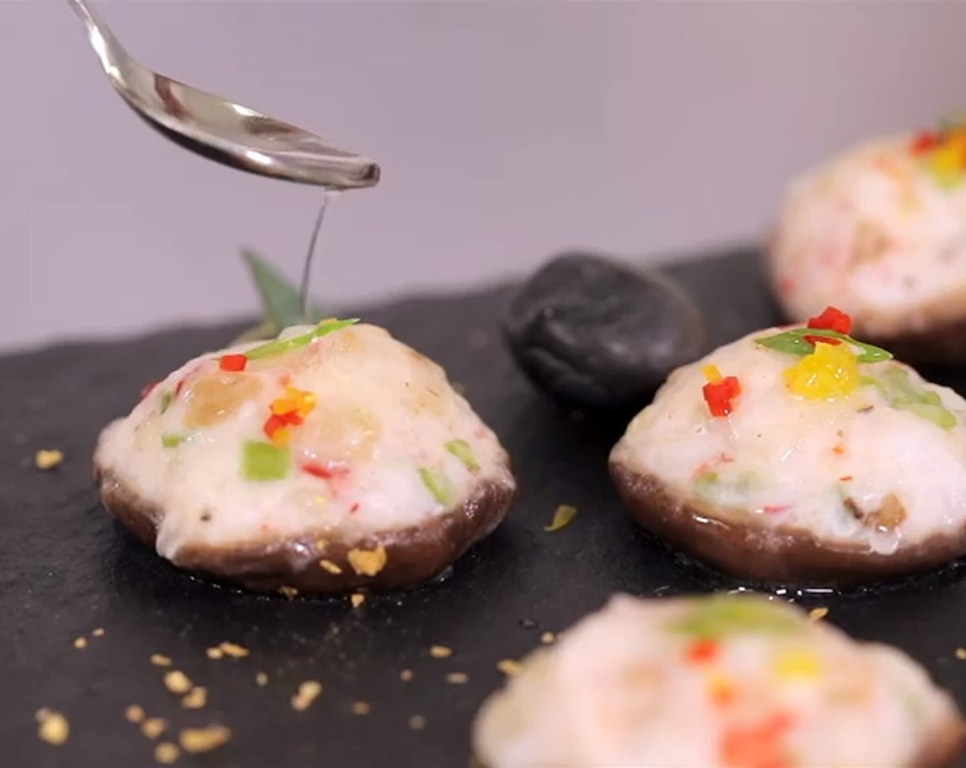 Schritt 11 Zu guter Letzt das Öl (1 EL) in einer Pfanne erhitzen, bis es raucht und kurz vor dem Servieren über die Pilze geben.